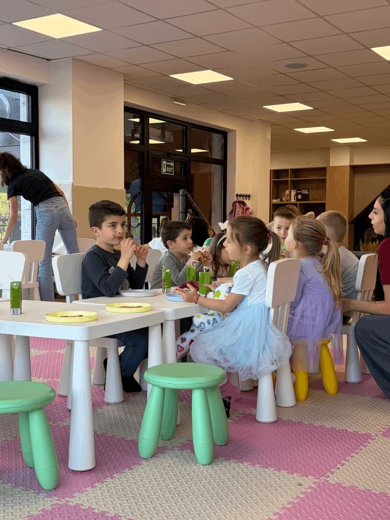 Deca jedu užinu za stolom na rođendanu