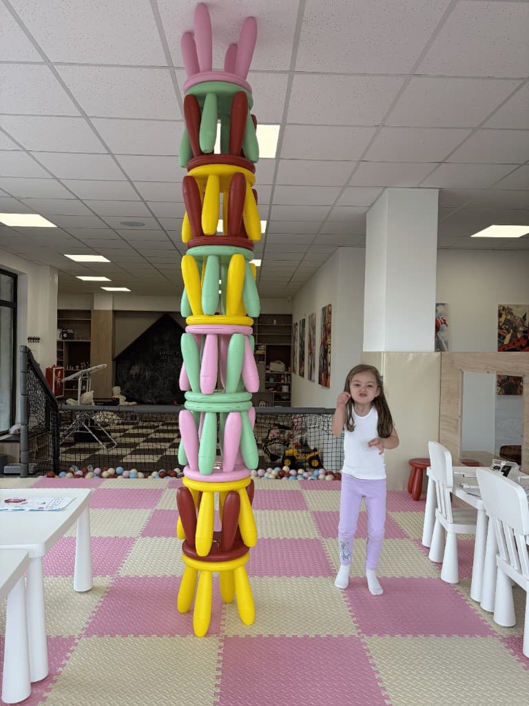 Dete se igra u EDEN prostoru tokom proslave