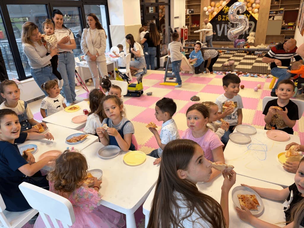 Deca jedu pizzu na rođendanu u EDEN-u sa dekoracijom